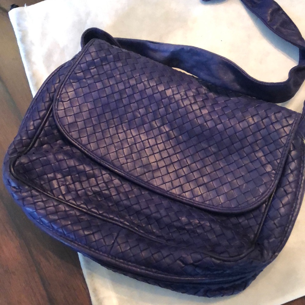 🦋 Bloomingdale’s Buttery Leather basketweave fold-over expanding crossover bag